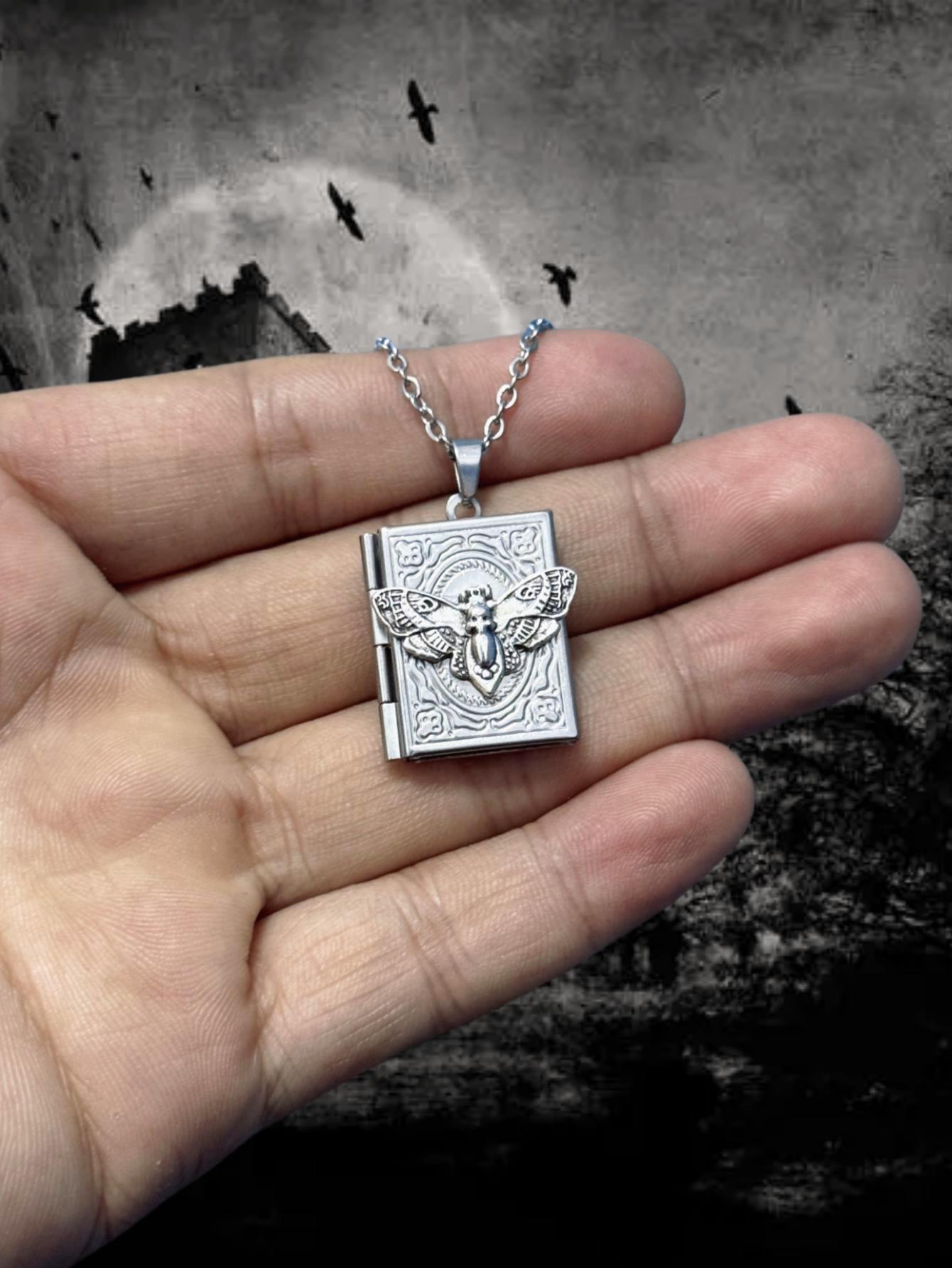Gothic Book Animal Necklace, P - Vintage Fashion Books 评论和价格