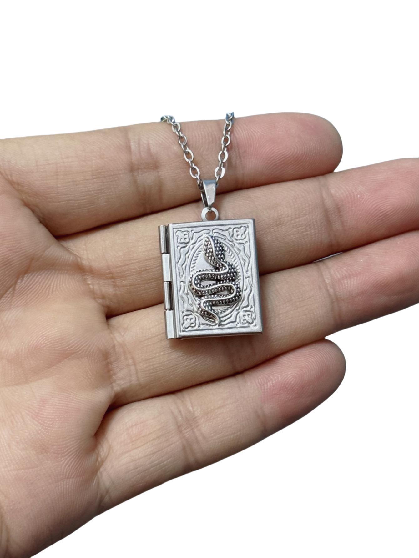 Gothic Book Animal Necklace, P - Vintage Fashion Books 评论和价格