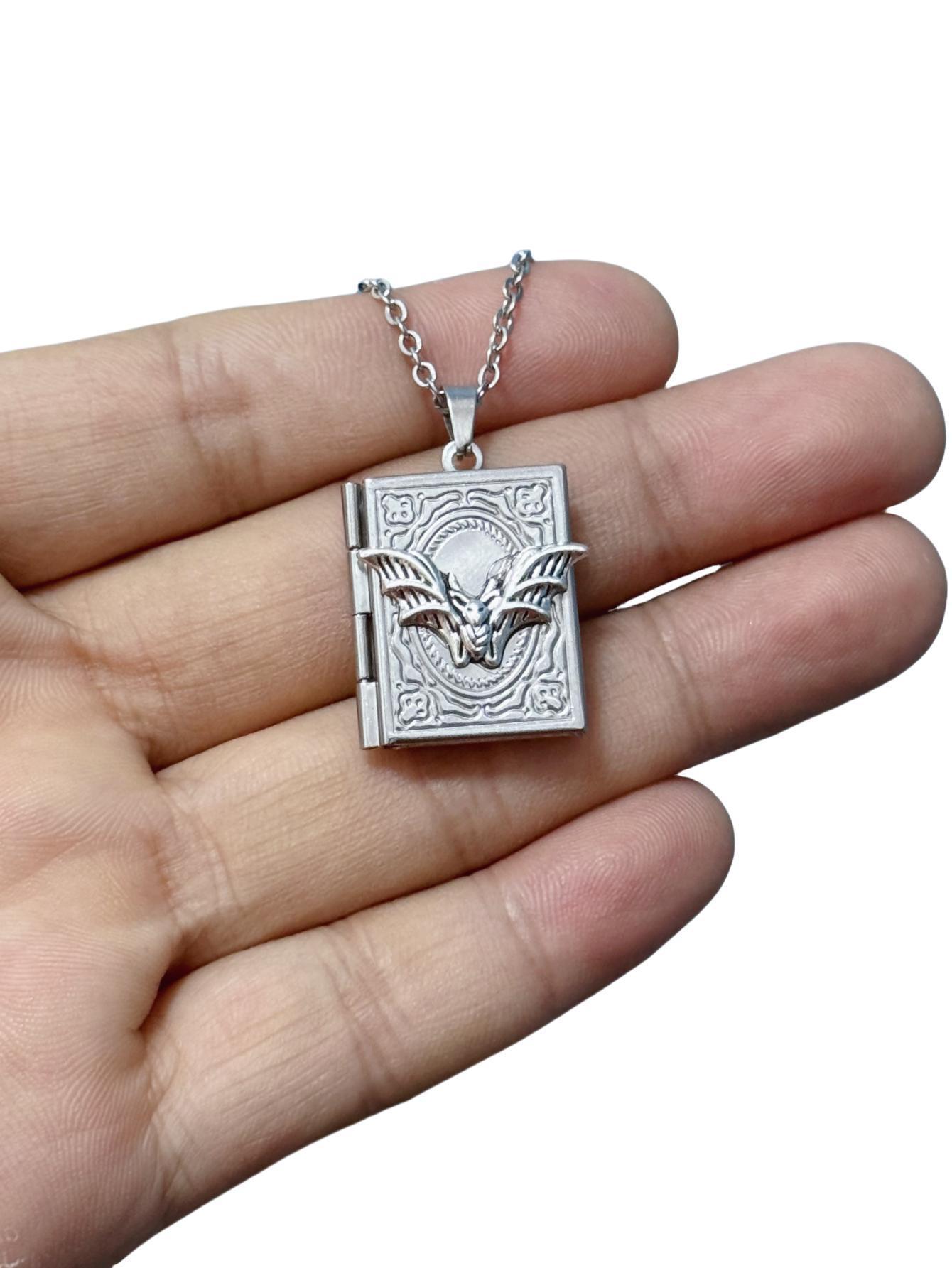 Gothic Book Animal Necklace, P - Vintage Fashion Books 评论和价格
